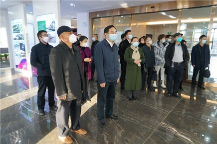 12月14日，張家界市政協(xié)黨組書(shū)記、主席歐陽(yáng)斌一行來(lái)到張家界高新區(qū)萬(wàn)眾實(shí)業(yè)集團(tuán)有限公司，宣講黨的二十大精神